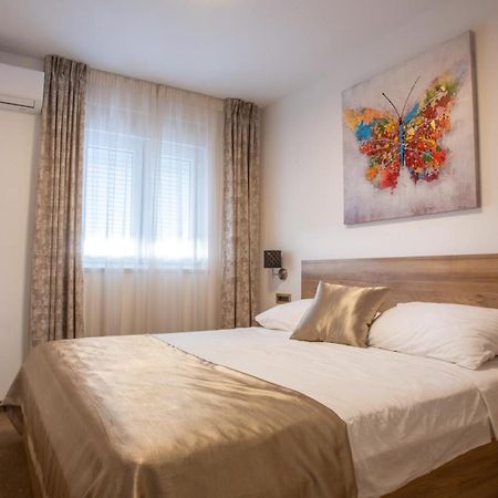 Rooms & Apartments Toni Stobrec Bagian luar foto