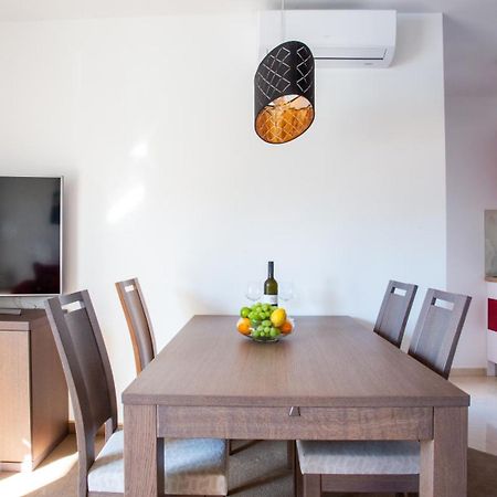 Rooms & Apartments Toni Stobrec Bagian luar foto
