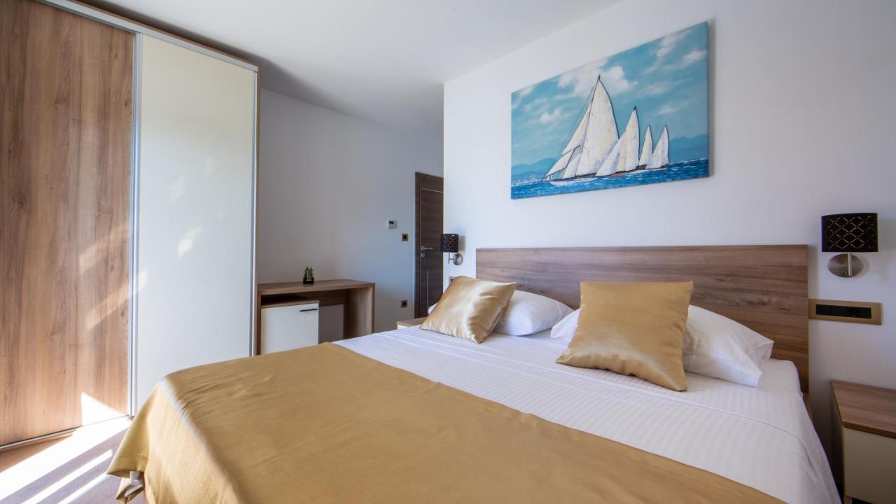 Rooms & Apartments Toni Stobrec Bagian luar foto