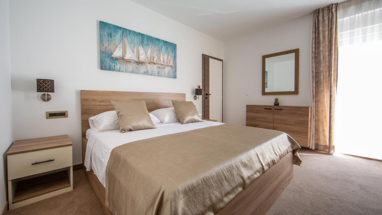 Rooms & Apartments Toni Stobrec Bagian luar foto