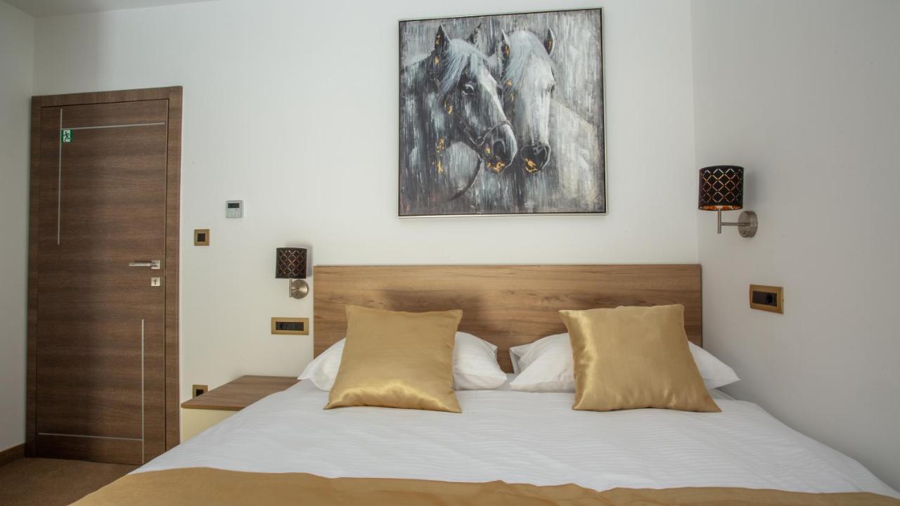 Rooms & Apartments Toni Stobrec Bagian luar foto