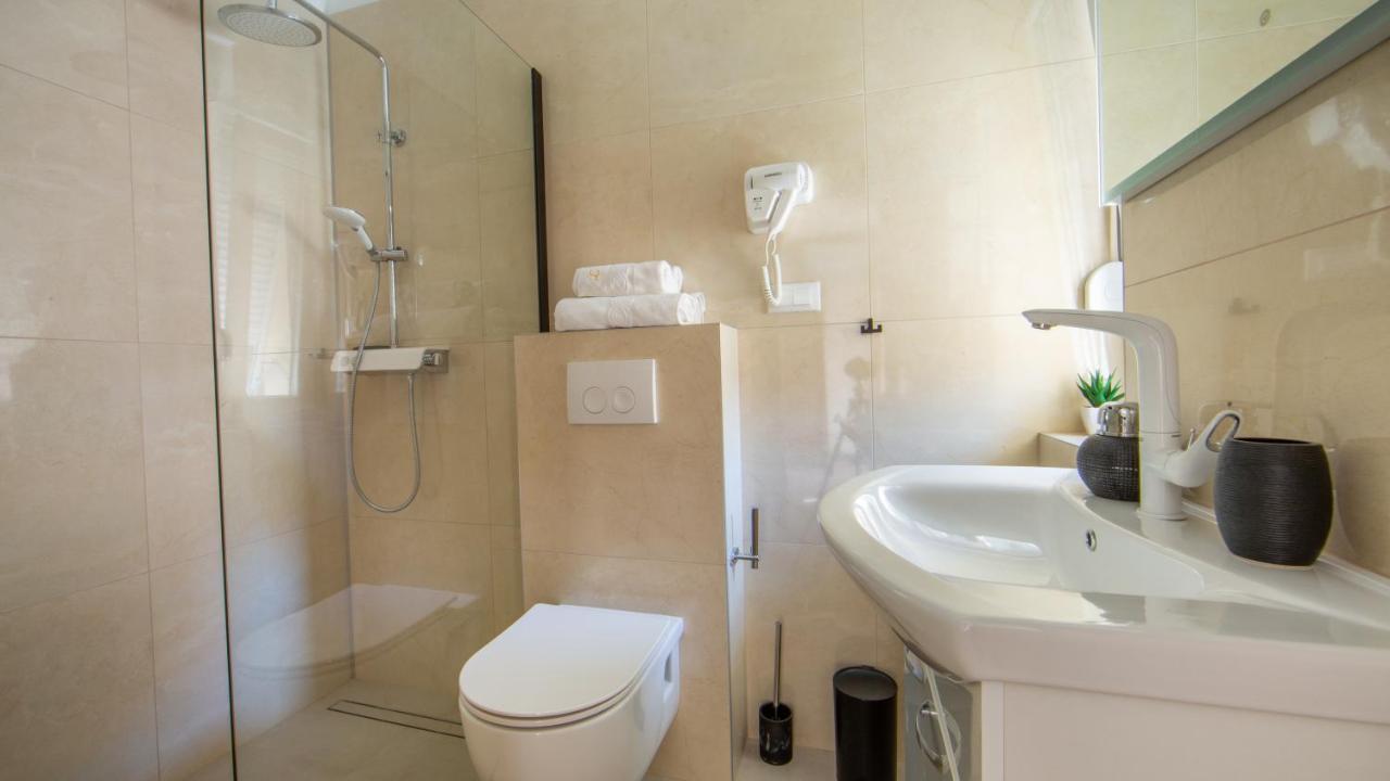 Rooms & Apartments Toni Stobrec Bagian luar foto