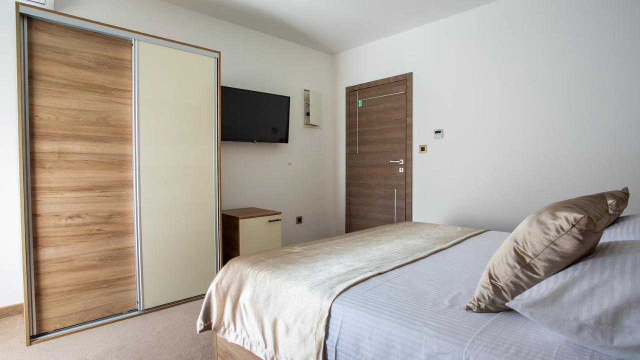 Rooms & Apartments Toni Stobrec Bagian luar foto