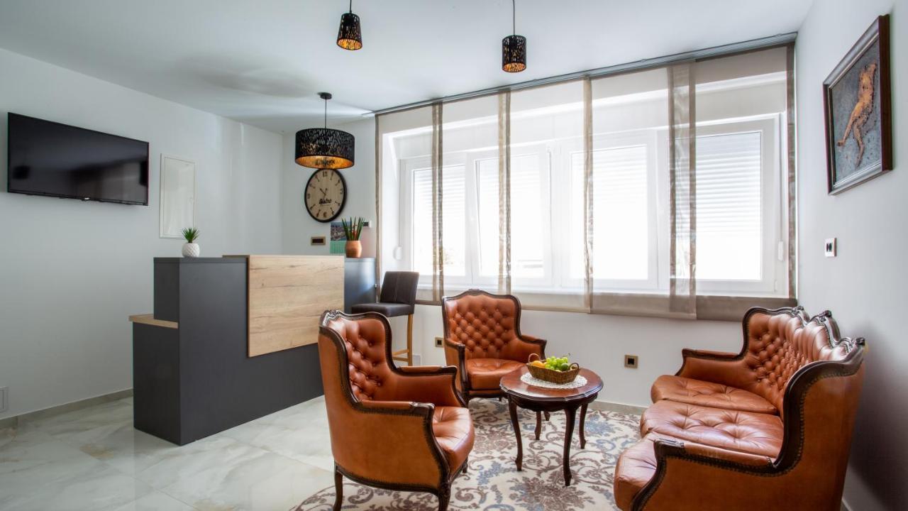 Rooms & Apartments Toni Stobrec Bagian luar foto