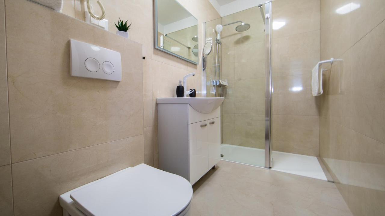 Rooms & Apartments Toni Stobrec Bagian luar foto